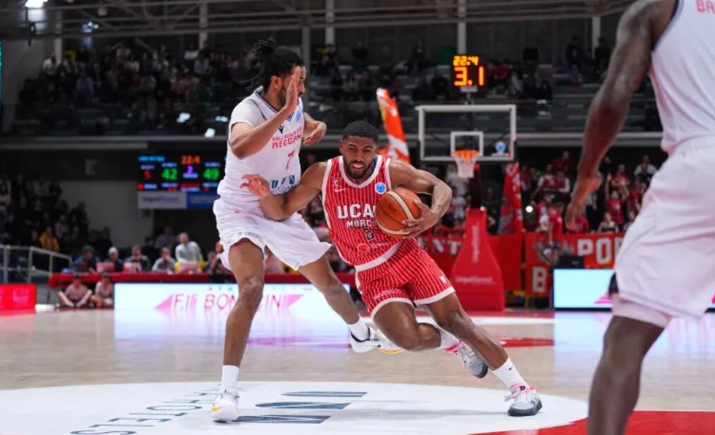 DeJulius pelea el balón