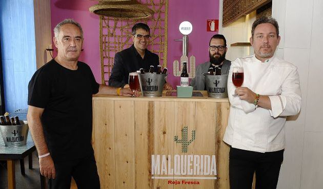 Ferran y Albert Adrià, junto al resto de creadores.