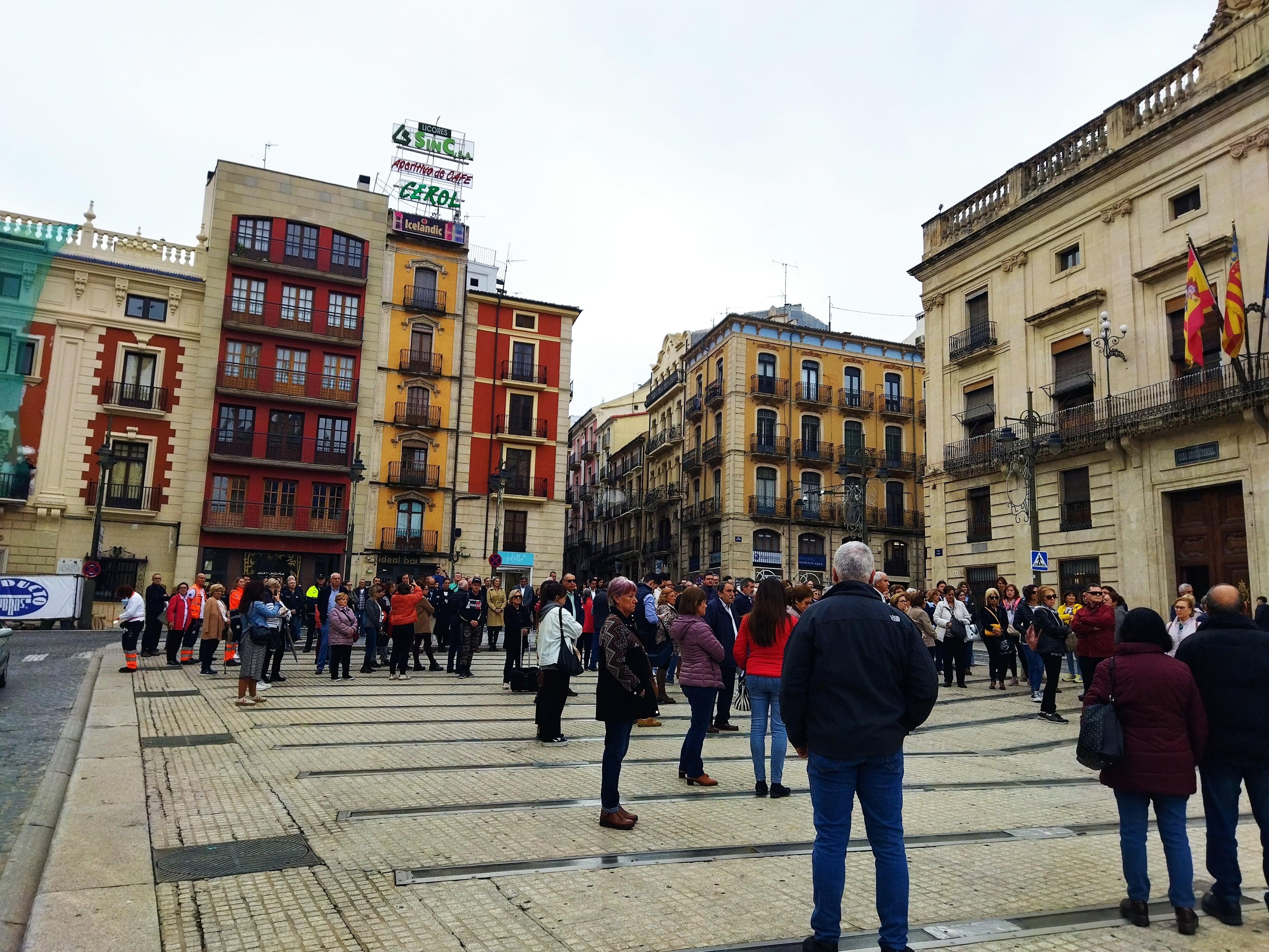 Alcoyanos y alcoyanas han guardado cinco minutos de silencio en la plaza de España por las víctimas de la DANA.