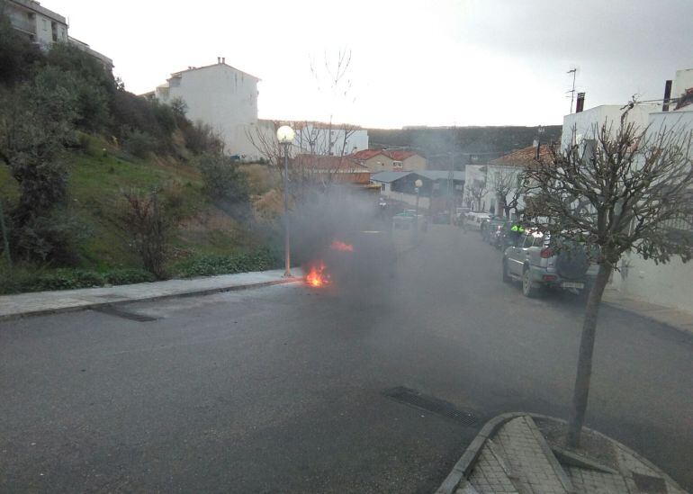 El vehiculo se ha echado a arder en la pendiente de la calle del Roble 