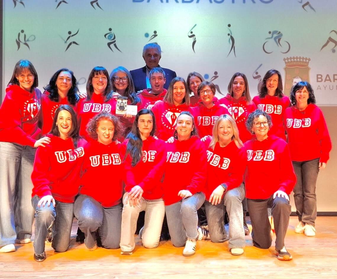 Equipo de Unión Basket Barbastro Mamis con Fernando Romay en la gala del deporte barbastrense