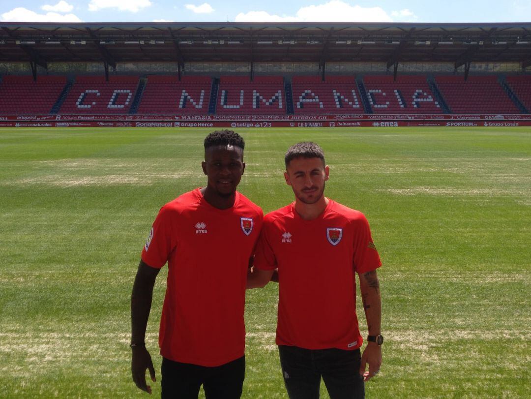 Admonio Vicente y Adri Castellano posan con su nueva camiseta.