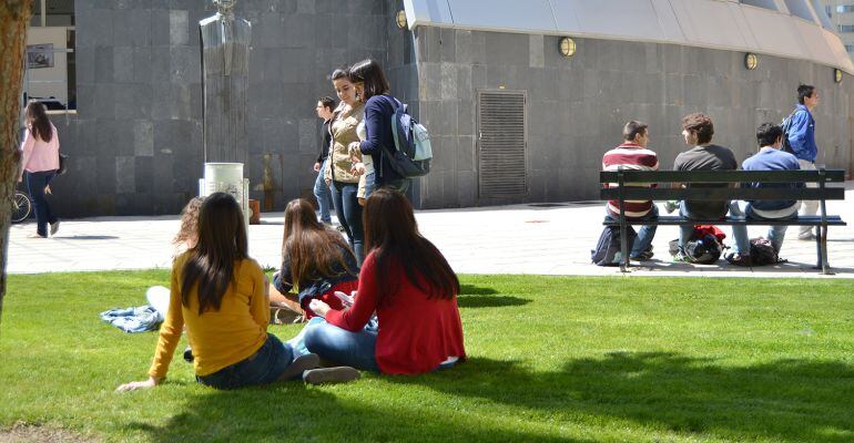 Alumnos de la Universidad de Jaén en el Campus de Las Lagunillas.