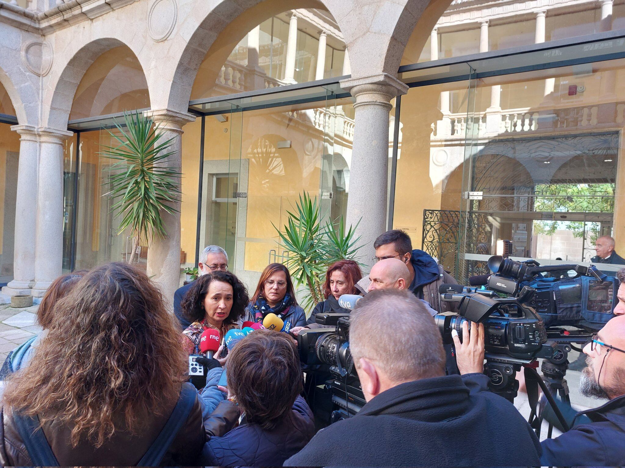 María Félix Tena, atiende a los medios de comunicación