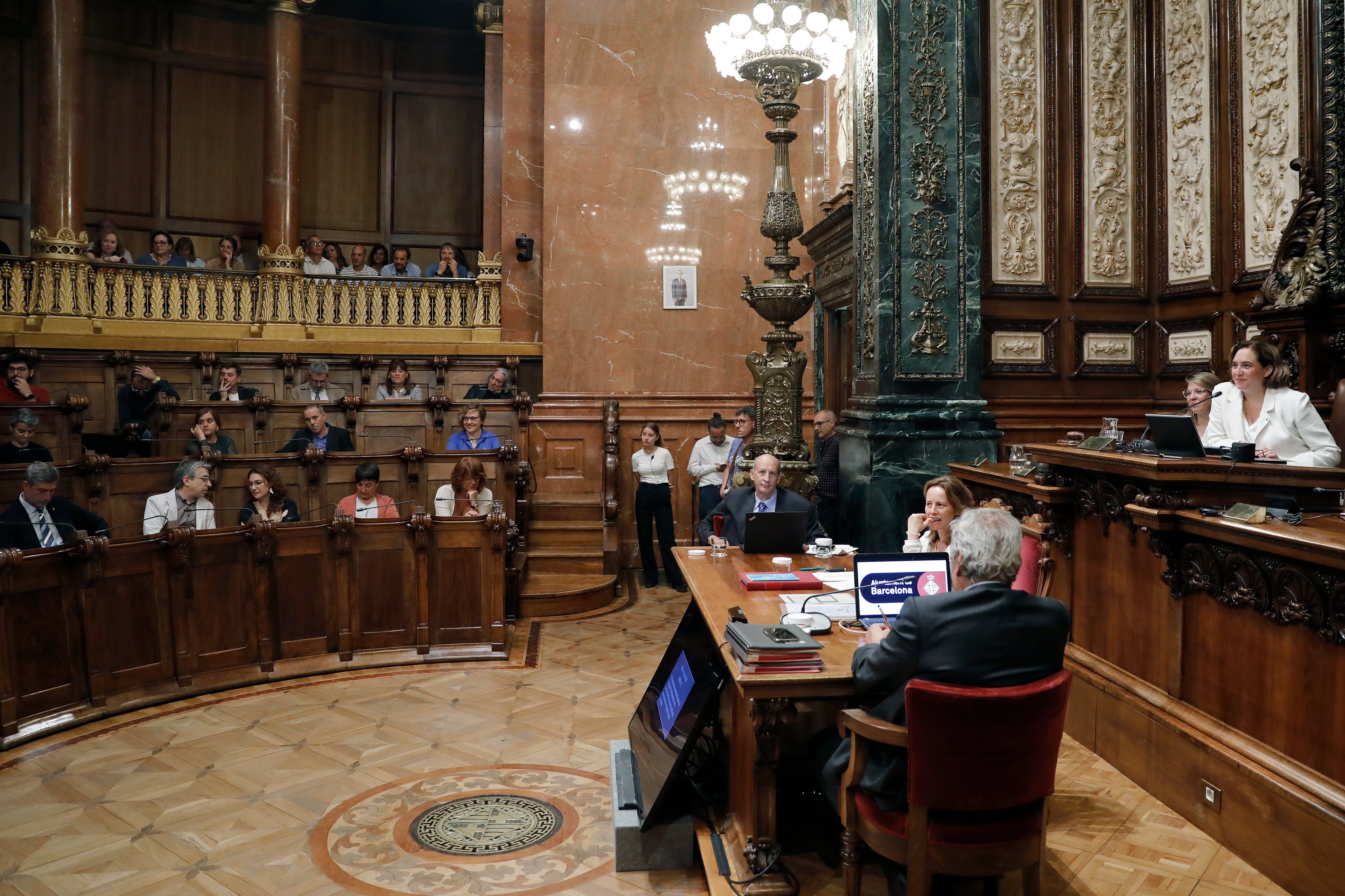 La alcaldesa en funciones de Barcelona, Ada Colau (d), presidió el último pleno de su mandato, conocido popularmente como &#039;el pleno de la lágrima&#039;.