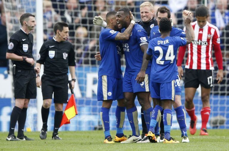 Los jugadores del Leicester celebran la victoria 