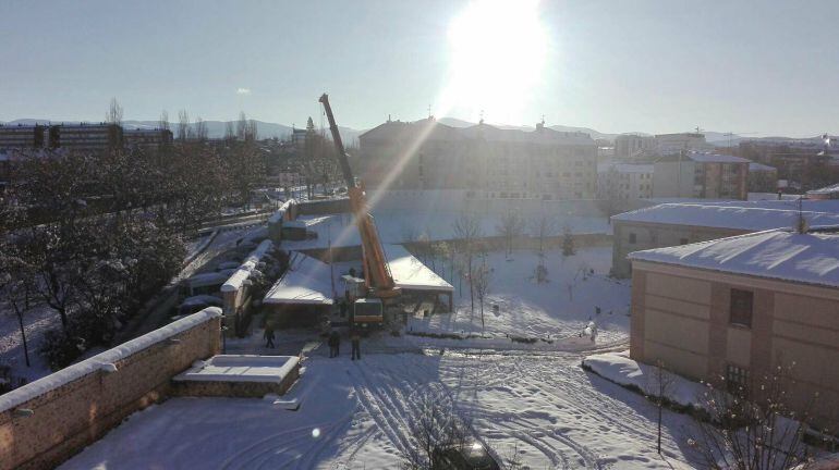 Retirada de una de la cubiertas del aparcamiento al aire libre del Hotel San Antonio el Real