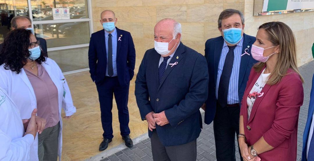 El consejero de Salud de la Junta, Jesús Aguirre, en su visita a Almería.