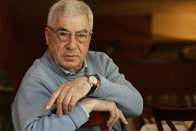 El escritor y guionista de cine murió el pasado domingo y su cuerpo ha sido incinerado hoy