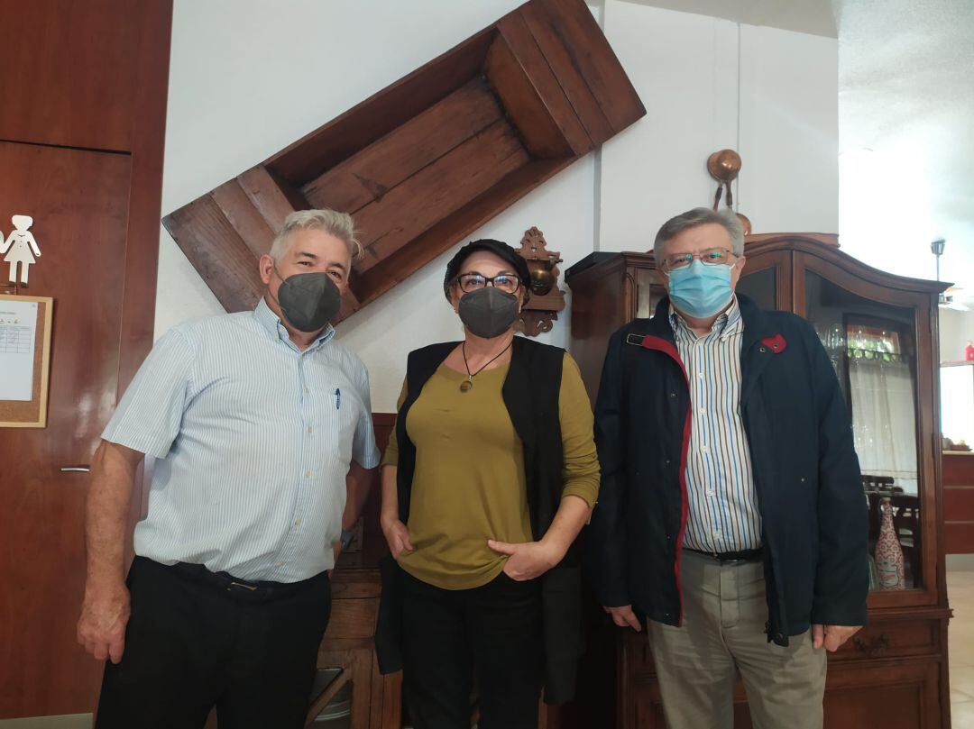 De izquierda a derecha: Andrés Rubio, marido de Nieves y trabajador de Bar Charly; Nieves Toval, propietaria de Bar Charly; y Juan Manuel Cañavate, cliente de Bar Charly