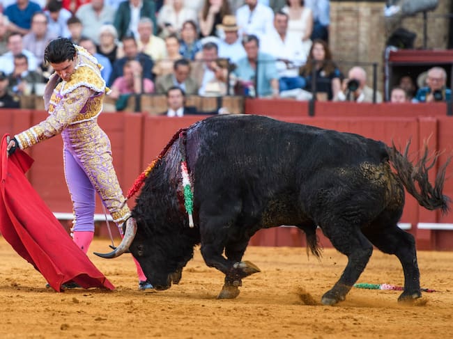 SEVILLA. 17/04/2026. - El diestro Alejandro Talavante en su faena al segundo de su lote durante la corrida de séptima de abono que se ha celebrado este viernes en la Plaza de Toros de La Maestranza, en Sevilla. EFE/ Raúl Caro.