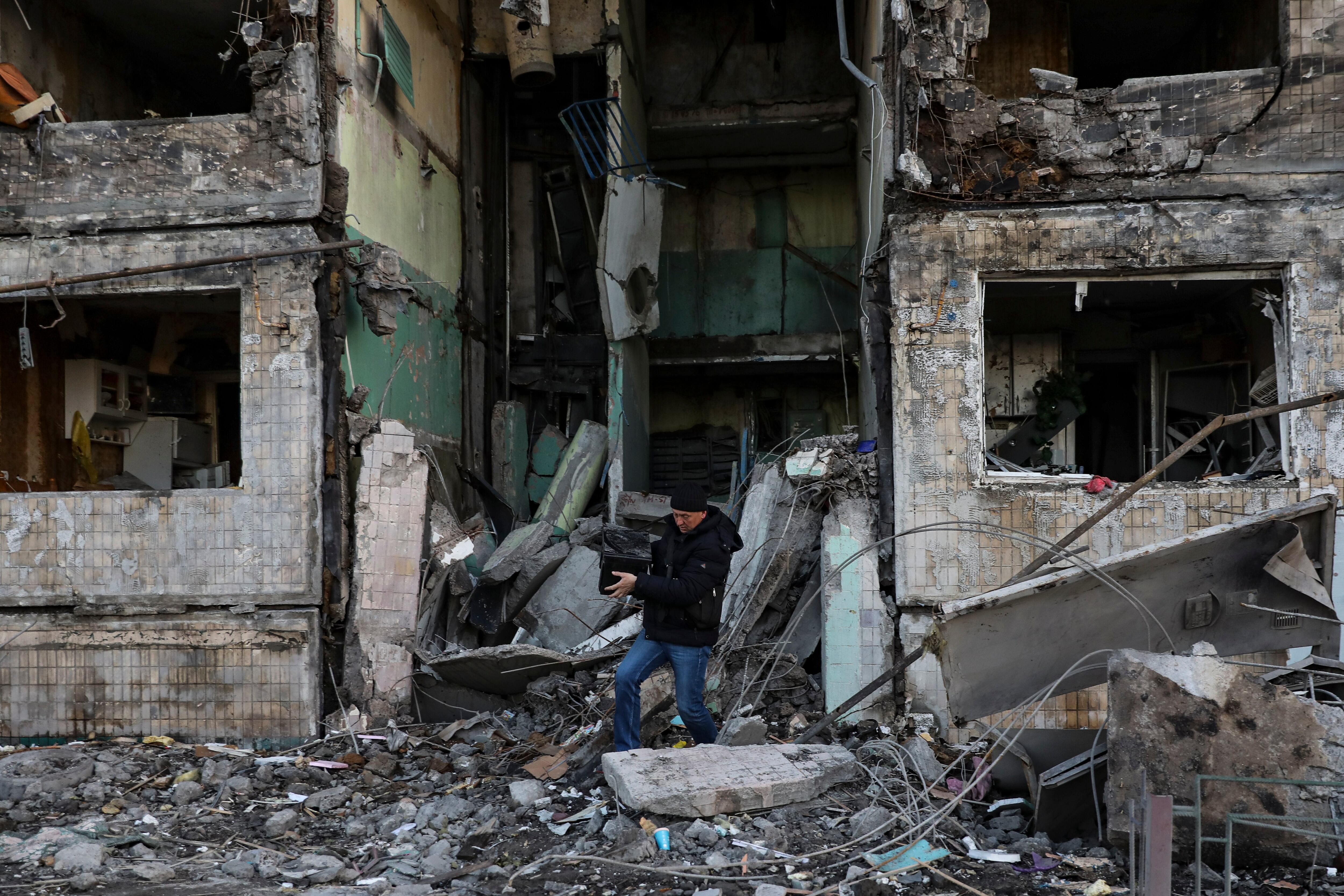 Kiev (Ukraine), 14/03/2022.- A man cleaning the debris of a building damaged by shelling in Kyiv (Kiev), Ukraine, 14 March 2022. Russian troops entered Ukraine on 24 February prompting the country's president to declare martial law and triggering a series of announcements by Western countries to impose severe economic sanctions on Russia. (Rusia, Ucrania) EFE/EPA/MIGUEL A. LOPES
