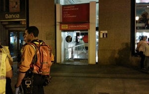 Estado en el que ha quedado la entrada del centro cultural Blanquerna donde ha irrumpido un grupo de radicales