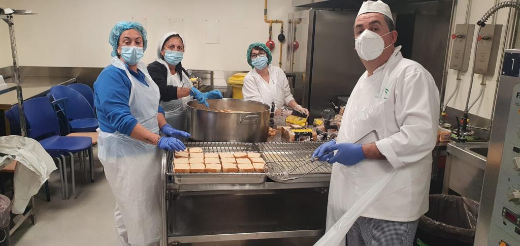 Los empleados de hostelería del Hospital de Jerez elaborando las torrijas