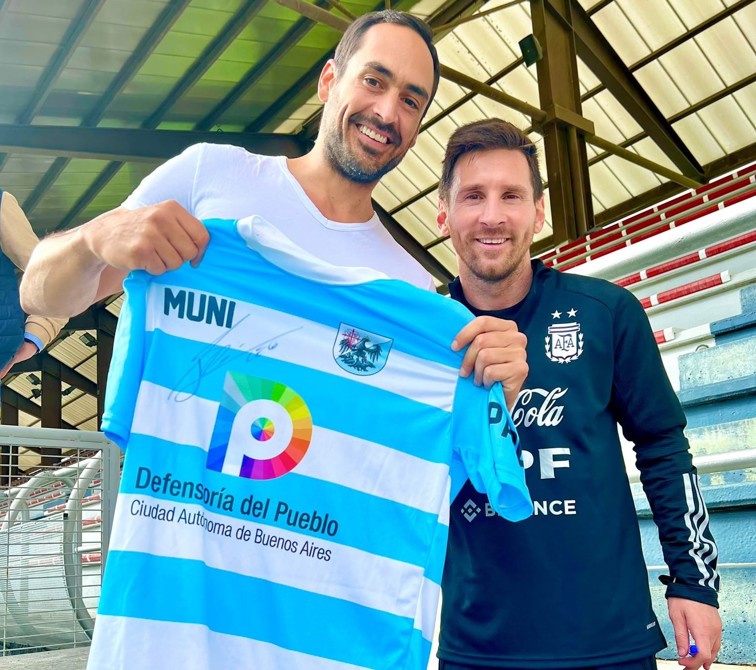 La firma de Messi estampaba sobre la camiseta del equipo de Pablo Fusto