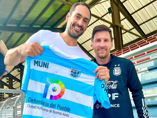 La firma de Messi estampaba sobre la camiseta del equipo de Pablo Fusto