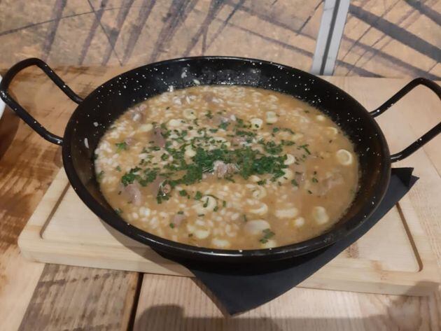 Arroz con carrillada y habitas tiernas