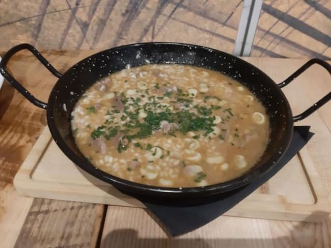 Arroz con carrillada y habitas tiernas