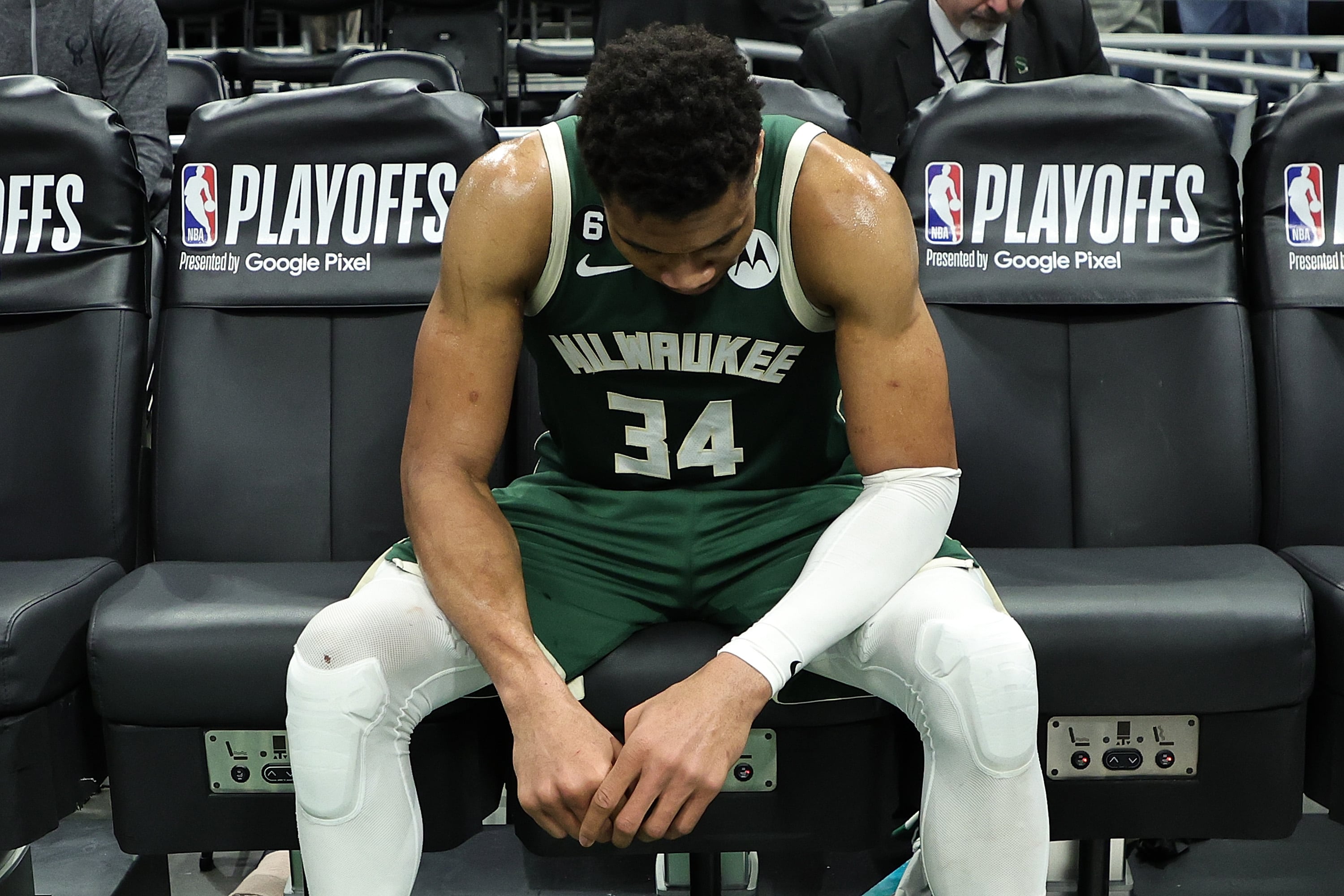 Giannis Antetokounmpo, cabizbajo, tras la derrota ante los Heat.