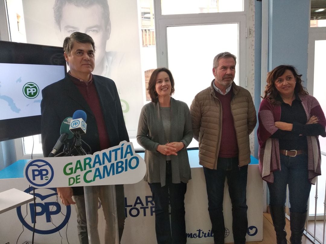 Los Diputados Nacionales, Carlos Rojas y Concha de Santa Ana junto a los concejales motrileños José García Fuentes y Ángeles López Cano