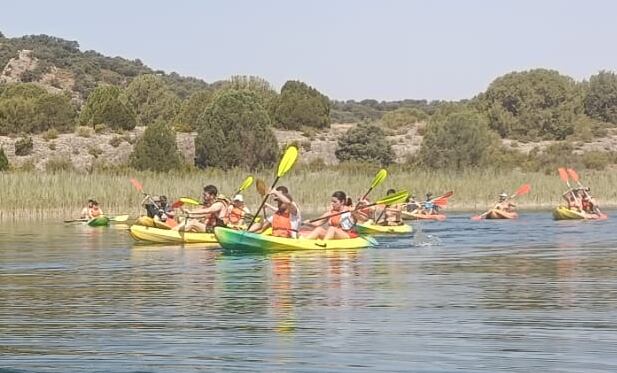 Excursionistas practicando Kayak por las Lagunas de Ruidera