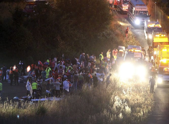 Los servicios de emergencia sanitaria llegan al lugar del accidente donde el tren Alvia que cubría la ruta entre Madrid y Ferrol ha descarrilado esta noche, cuando ya estaba muy cerca de Santiago de Compostela. Hasta el lugar se han desplazado efectivos d