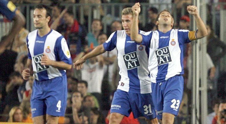 Tamudo celebra uno de los dos goles que marcó en el Camp Nou en junior de 2007