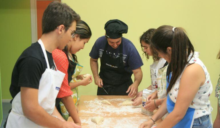 Dado su éxito, continúa el taller de cocina &#039;Con las manos en la masa&#039; en la Casa de la Juventud