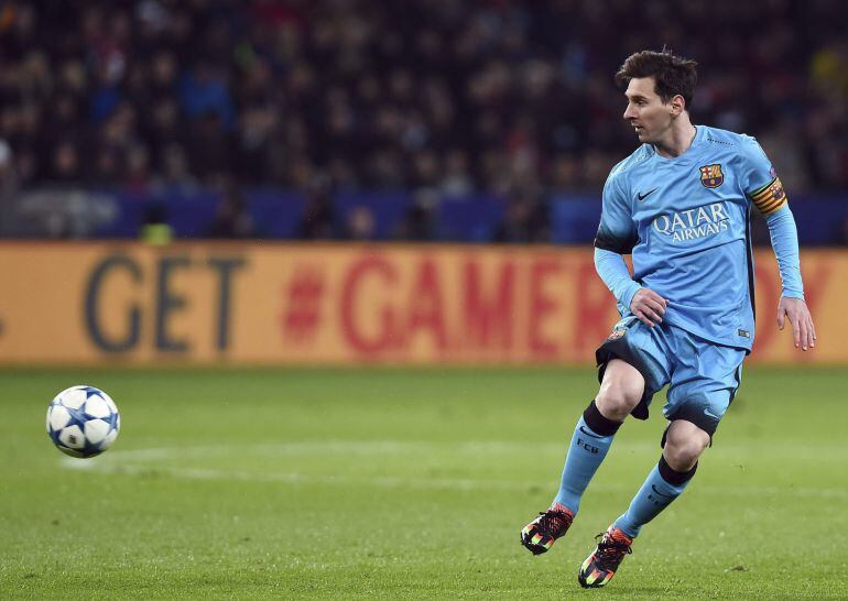 El delantero argentino del FC Barcelona, Lionel Messi, golpea el balón durante el partido ante el Bayer Leverkusen