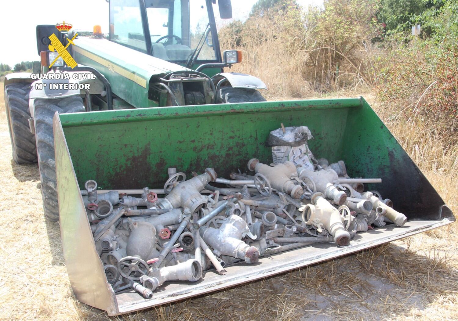 El presunto autor fue sorprendido sustrayendo material de riego en una finca y emprendió la huida, abandonando el vehículo en el que transportaba los objetos