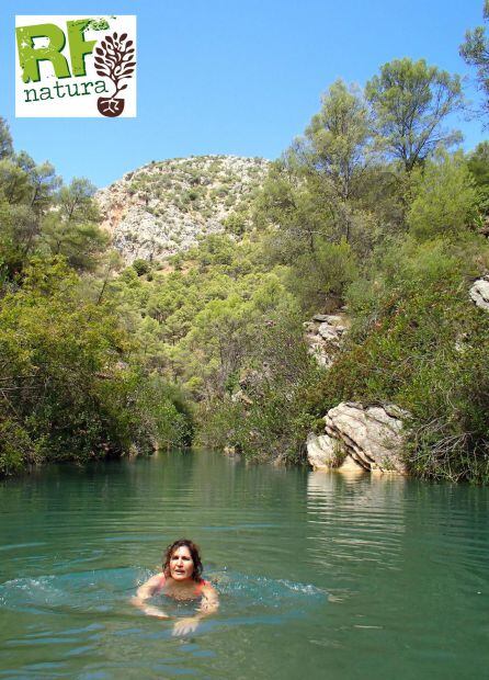 Una bañista en el río Turón