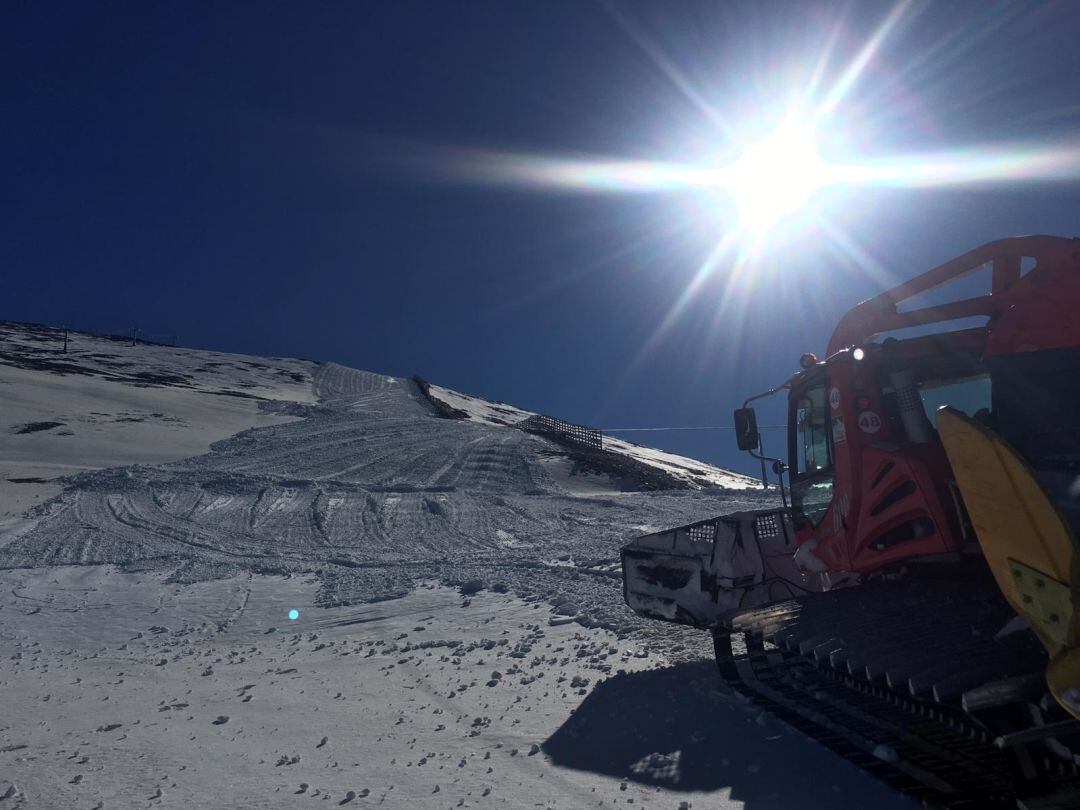 Operarios realizan tareas de puesta a punto de la estación invernal