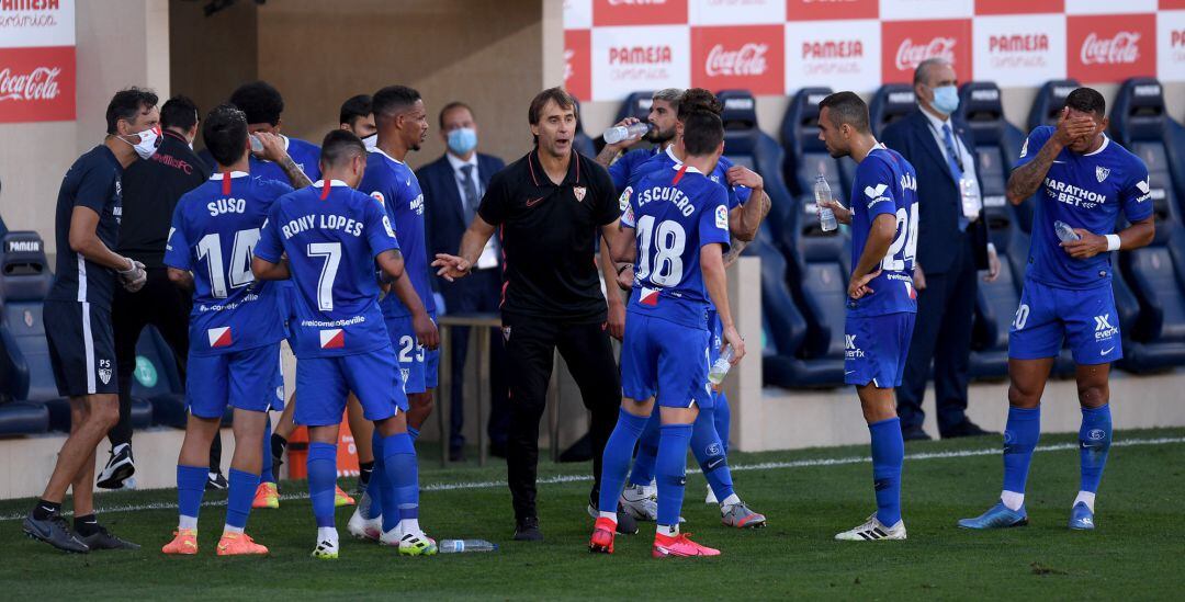 Lopetegui da instrucciones en una pausa de hidratación del encuentro frente al Villarreal.