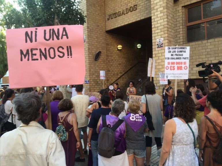 Unas 200 personas se han concentrado frente a los Juzgados de Ibiza