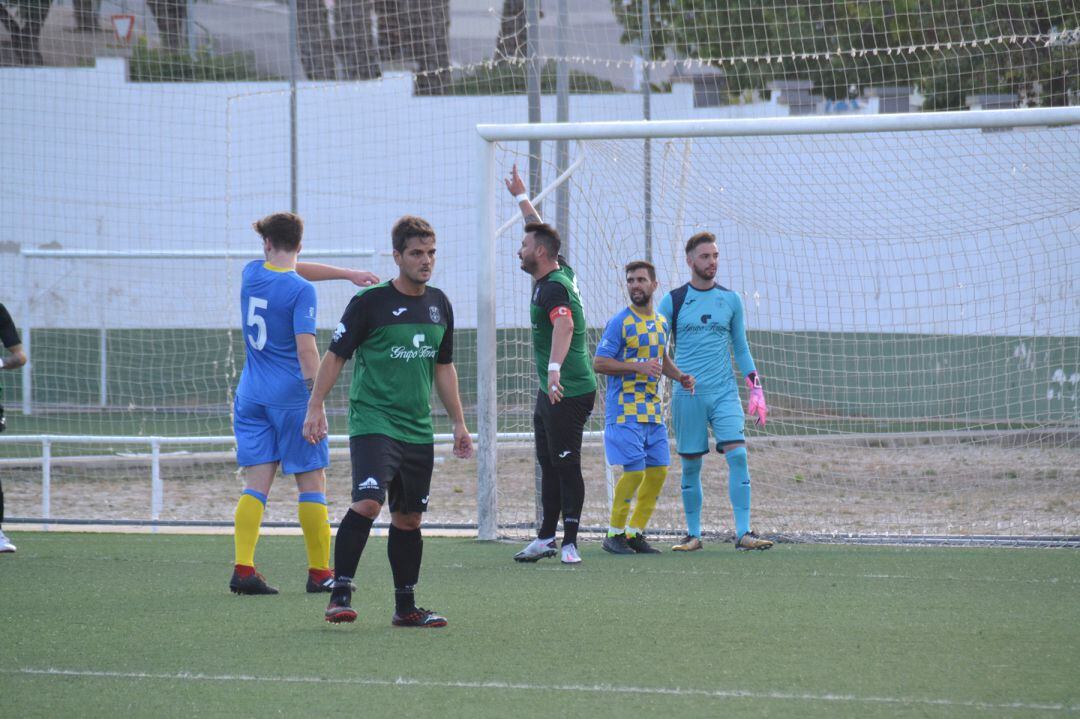 Jugadores del Calpe y Dénia durante un partido.