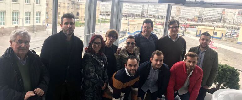 La Asociación de Hosteleros de la Marina con el concejal de empleo, Alberto Lema