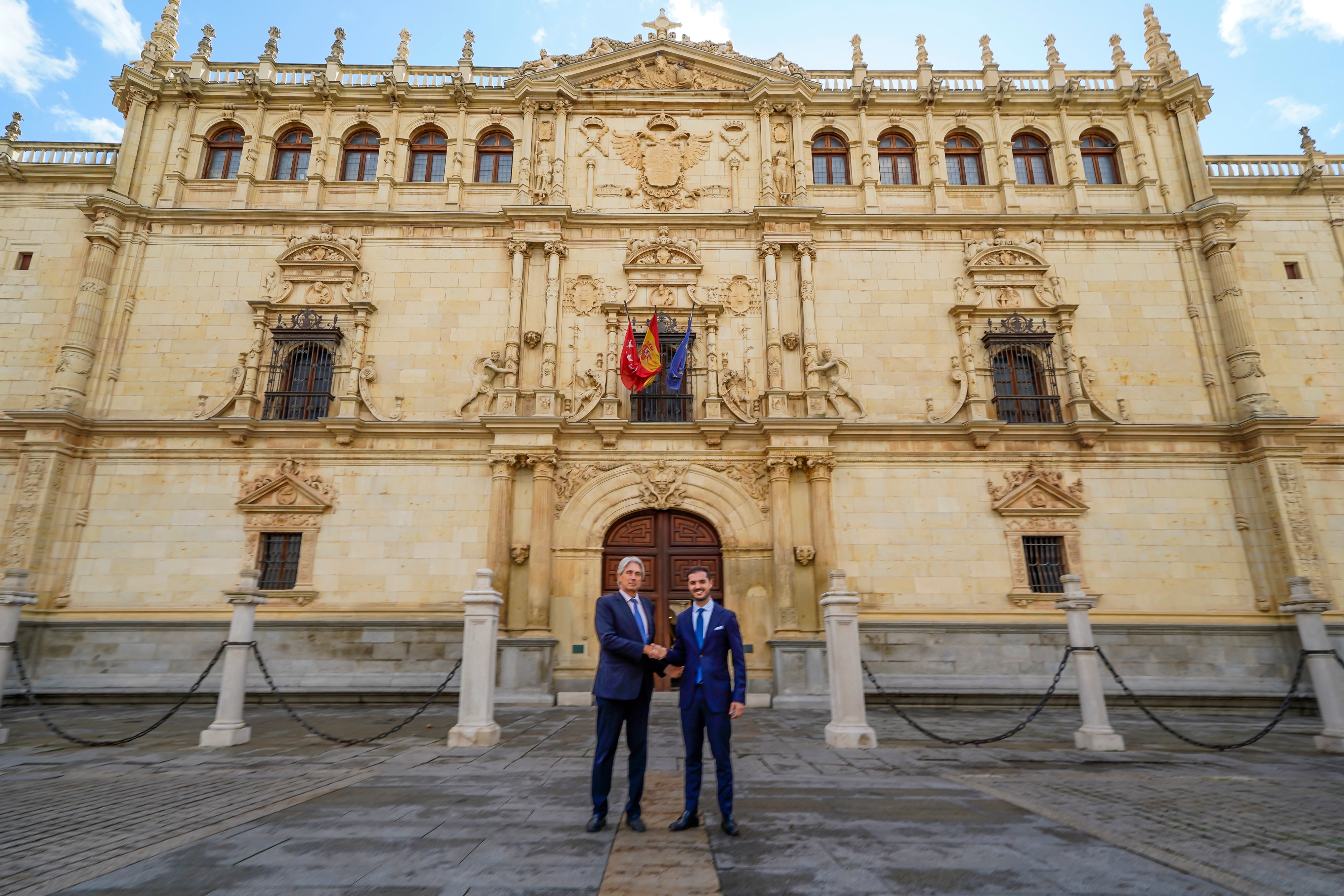 El rector de la Universidad de Alcalá, José Vicente Saz, y el alcalde de Torrejón de Ardoz, Alejandro Navarro, frente al Paraninfo de Alcalá de Henares.