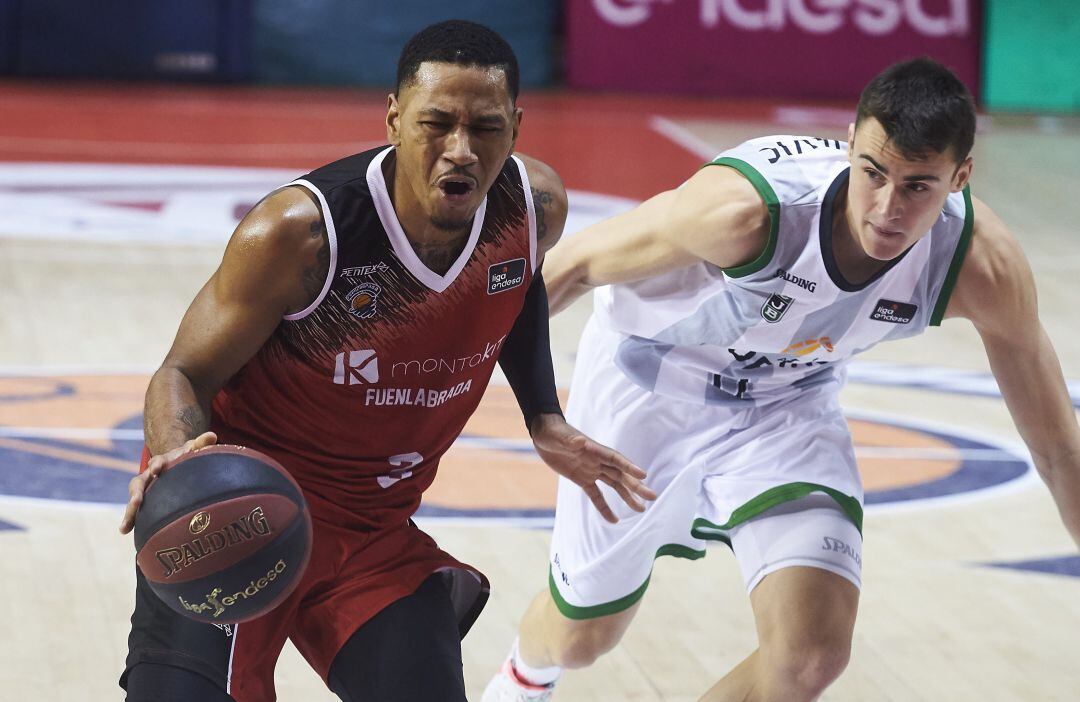 Anderson (i) durante un momento del partido contra la Penya. El de Indiana ha disputado siete partidos con una media de 14,3 puntos.