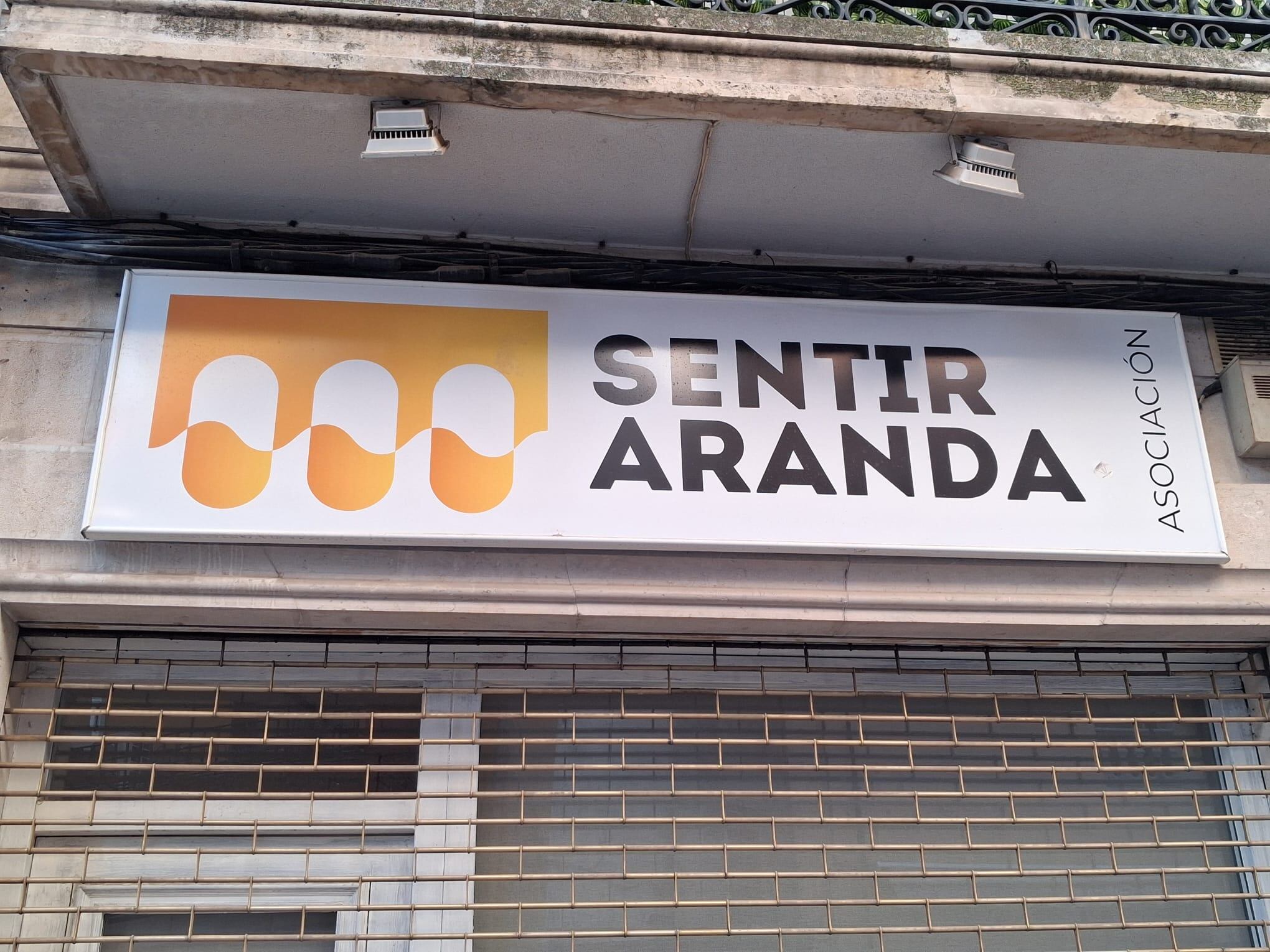 Cartel en la sede de Sentir Aranda
