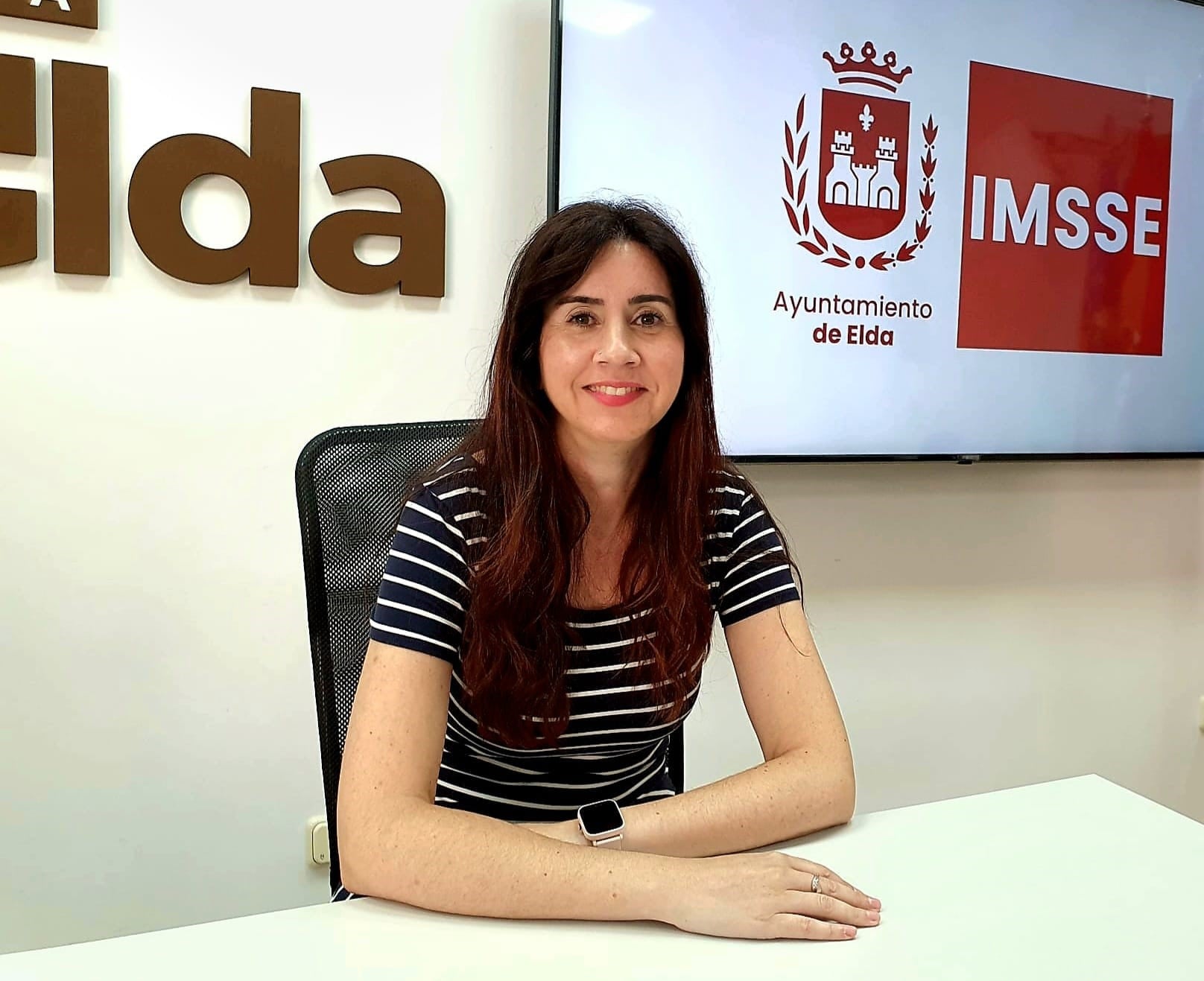 Alba García, edil de Servicios Sociales de Elda, anuncia la apertura de la bolsa del IMSSE