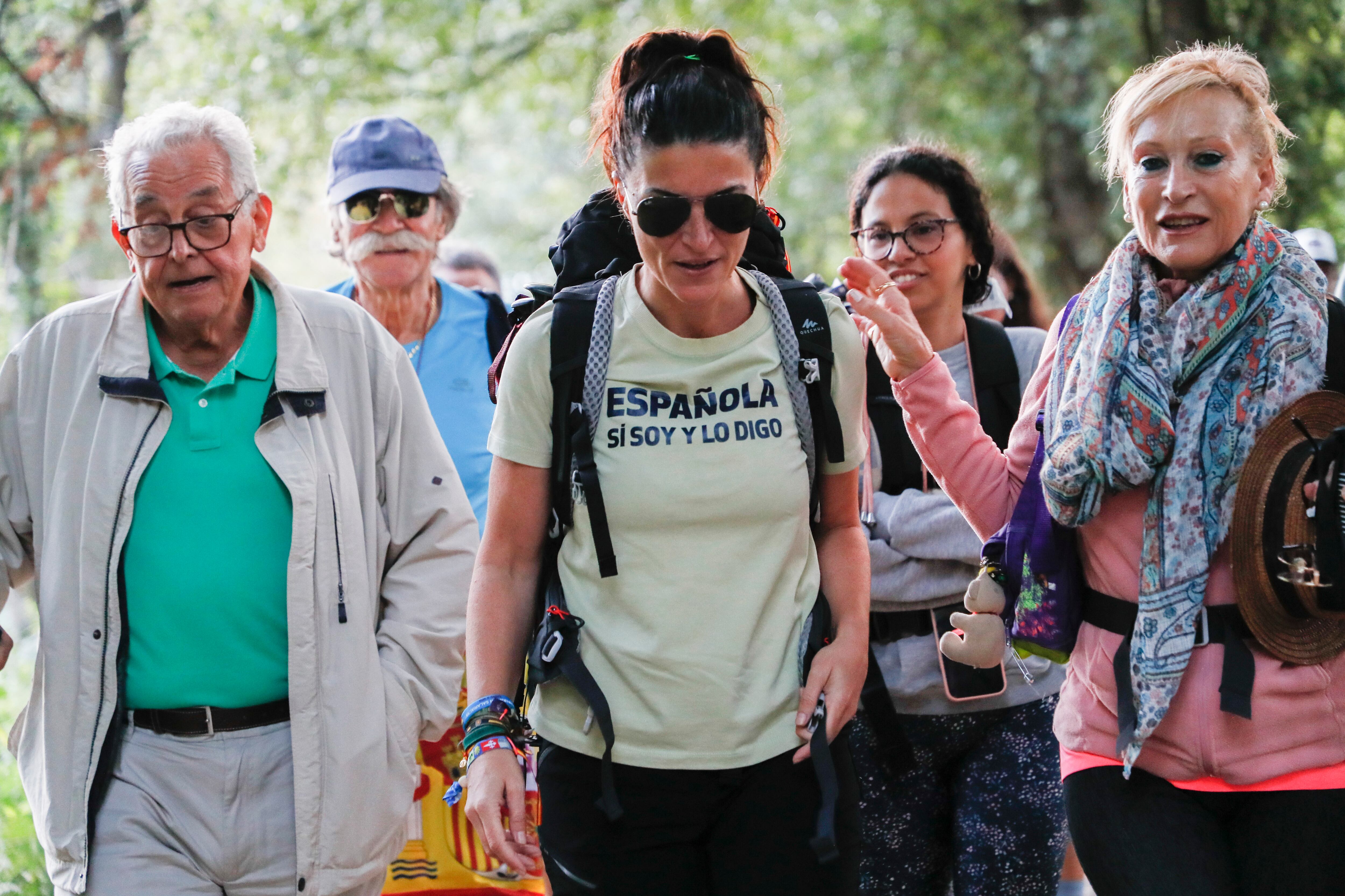 La exlíder de Vox en Andalucía Macarena Olona ha comenzado este lunes el Camino de Santiago en Sarria, arropada por simpatizantes.