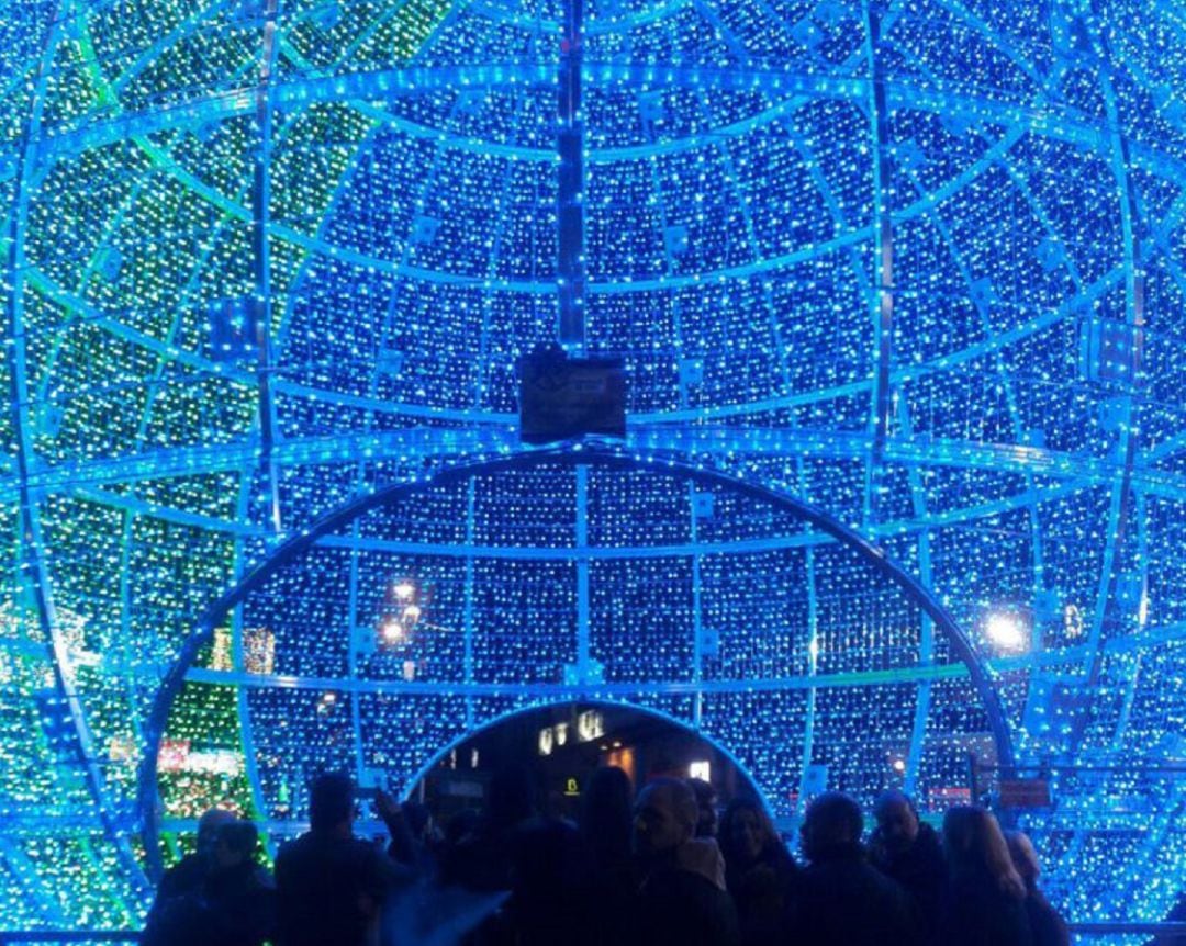 La bola de Navidad es uno de los atractivos de las luces navideñas, Vigo