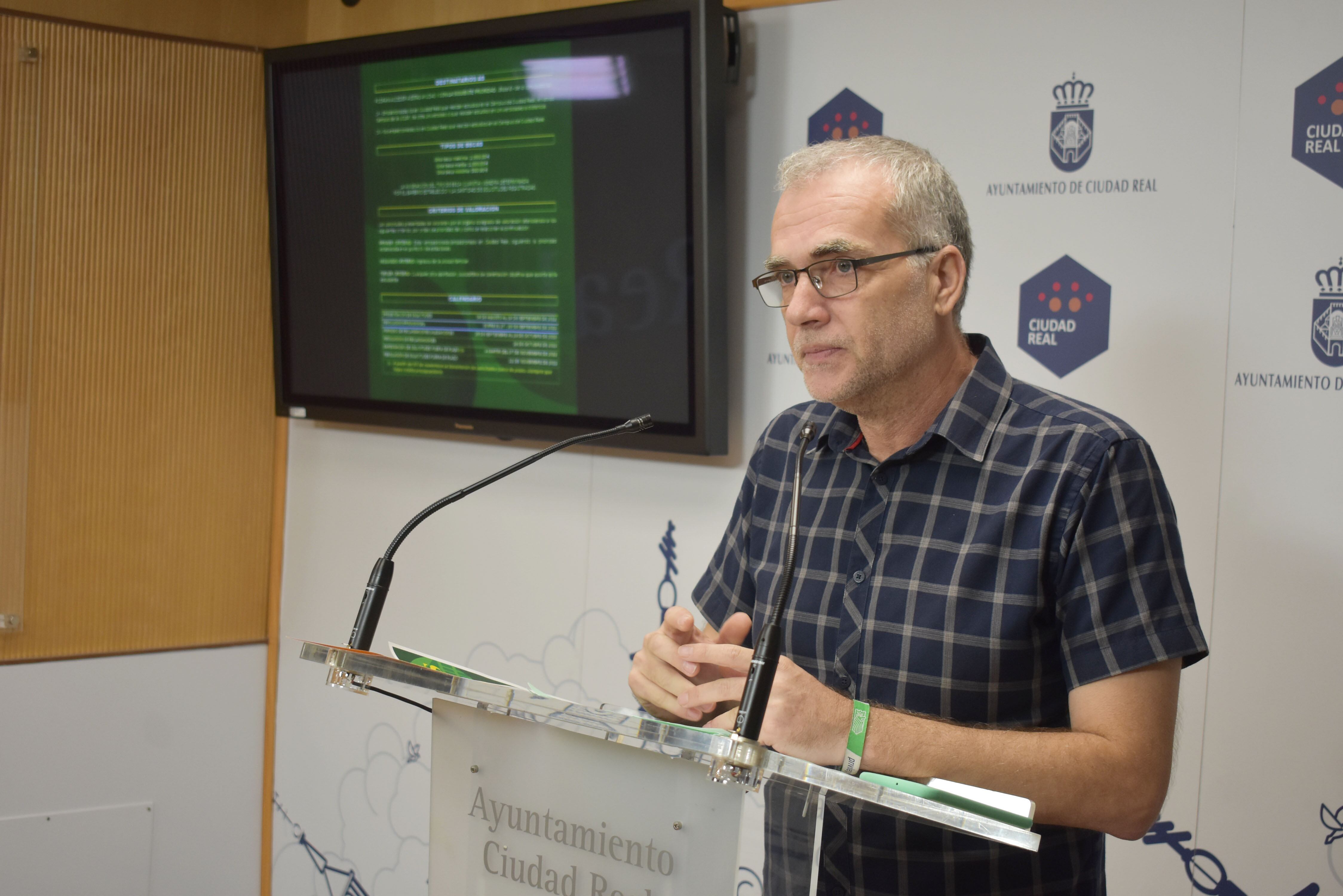 El concejal de Educación y Universidad, presentando la convocatoria de becas para universitarios.