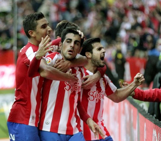 GRA315. GIJÓN, 16/10/2016.- El delantero del Sporting, Carlos Castro (c), celebra con sus compañeros el gol del empate ante el Valencia durante el partido de la octava jornada de la Liga de Primera División, celebrado hoy en el estadio del Molinon de Gijó