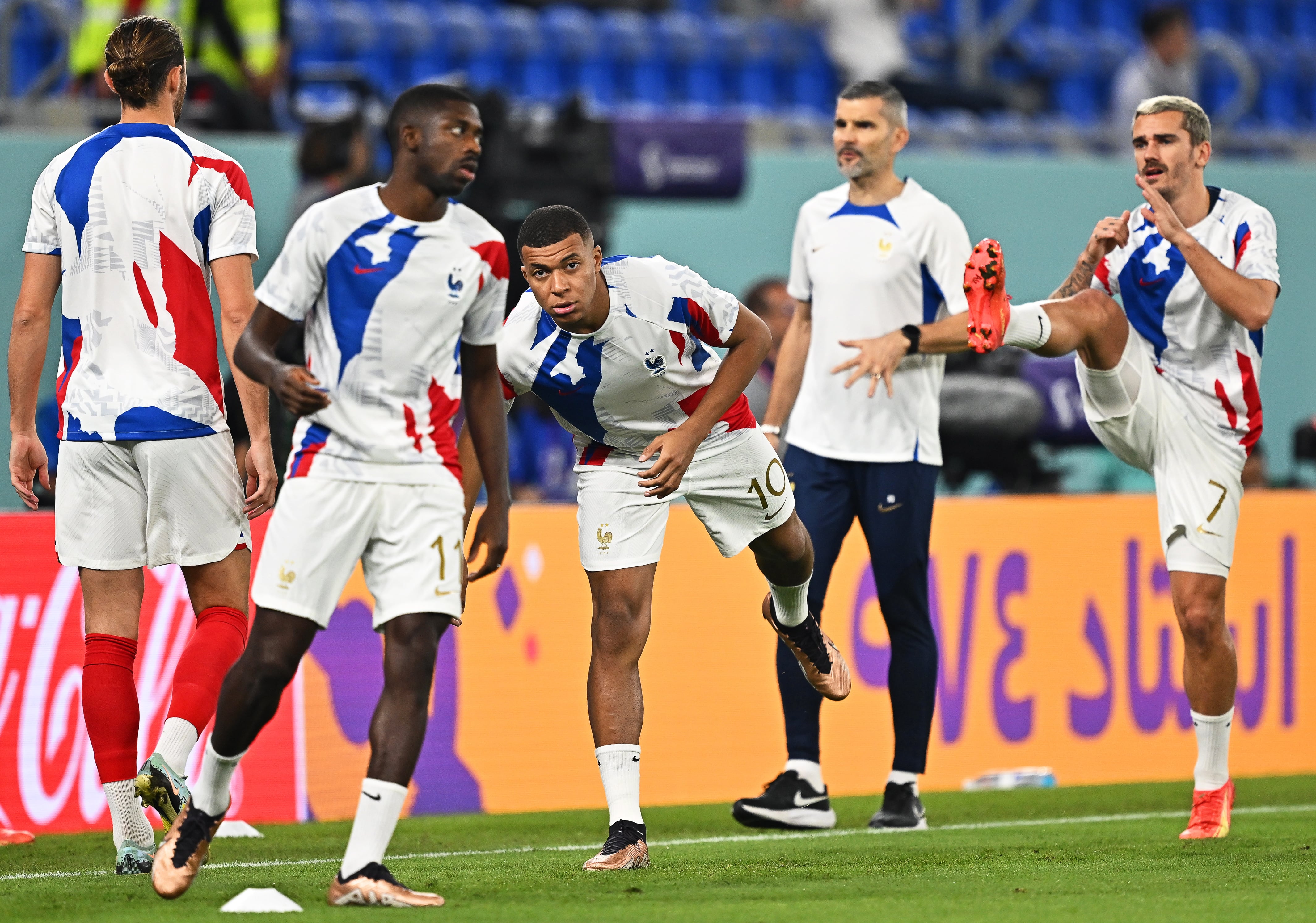 Kylian Mbappe, junto a sus compañeros, en el calentamiento previo al partido contra Dinamarca