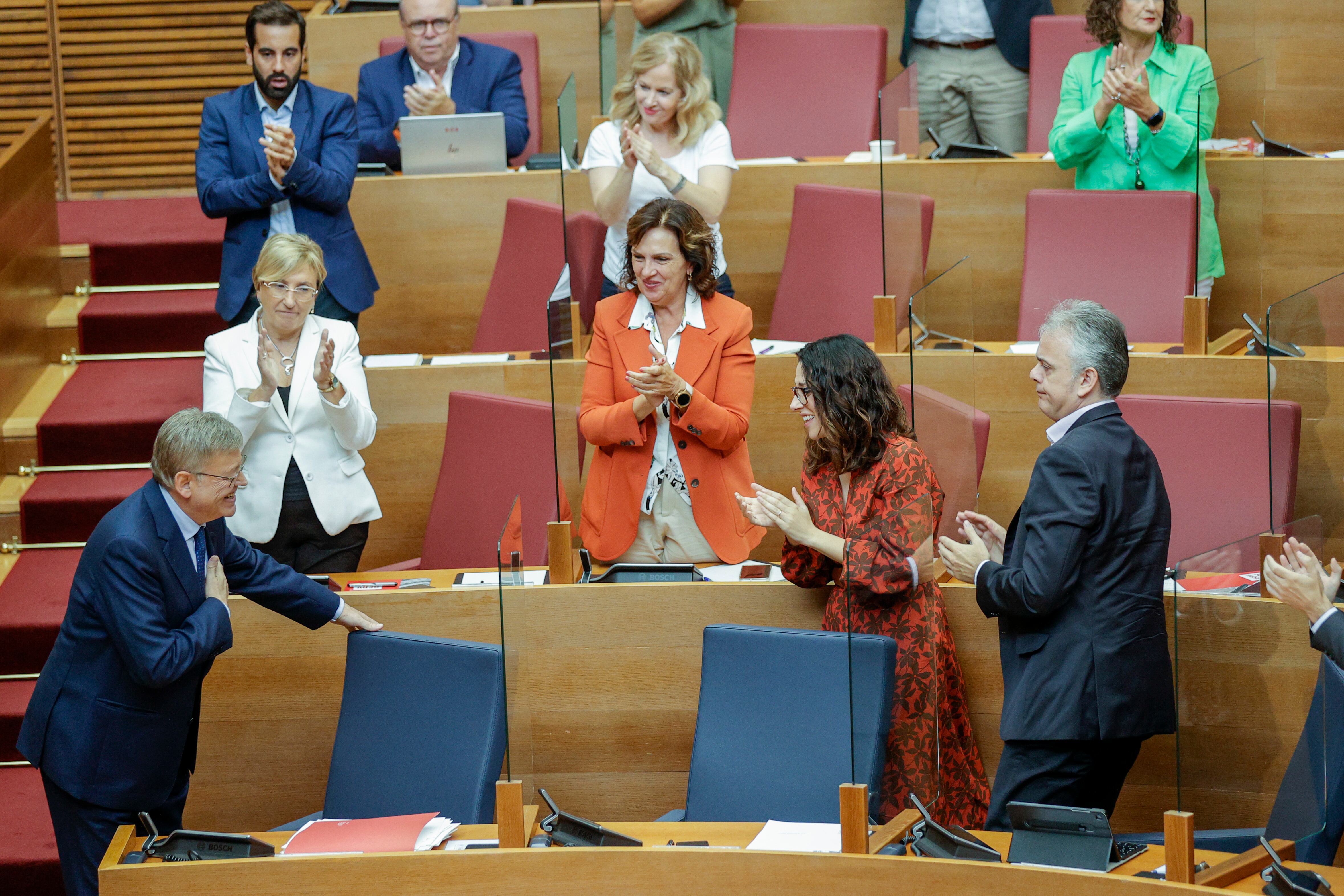 GRAFCVA8633. VALENCIA, 27/09/2022.- El president de la Generalitat, Ximo Puig,recibe el aplauso mde sus compañeros de bancada tras su intervención en el último debate de política general de esta legislatura en Les Corts Valencianes. EFE/Manuel Bruque
