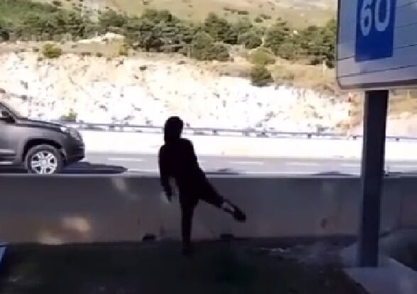 Imagen del vídeo publicado por uno de los tres jóvenes tirando piedras en la N-603