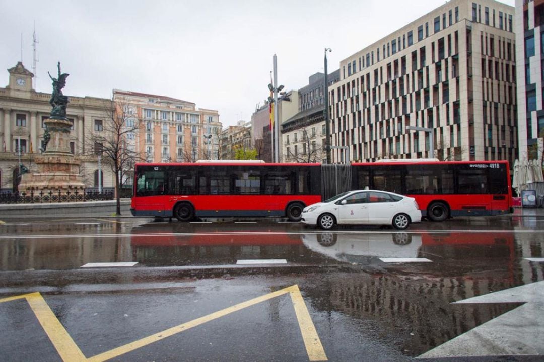 Imagen de archivo de un autobús y un taxi de Zaragoza