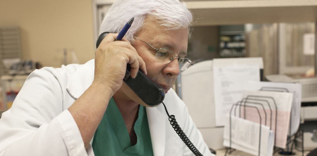 Foto de archivo de un médico que atiende vía teléfono