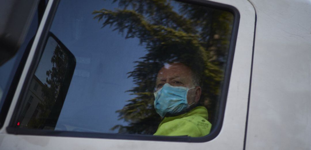 Un obrero conduce un vehículo durante el día 32 del estado de alarma y dos días después de que se haya reactivado la actividad laboral no esencial en las empresas cuyos empleados no puedan teletrabajar, en Pamplona.